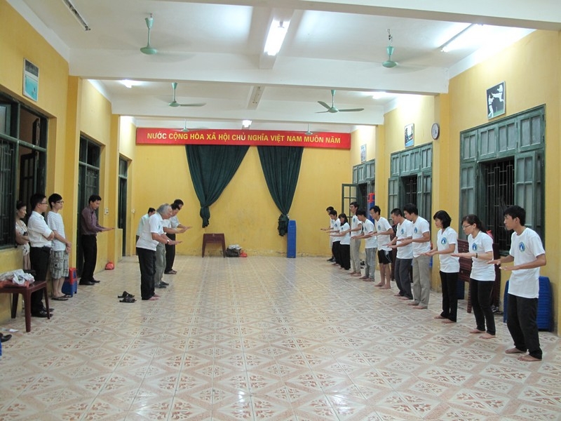 Võ sư Nguyễn Ngọc Nội hướng dẫn cho lớp A18 tập trong ngày khai giảng 02.10.2012